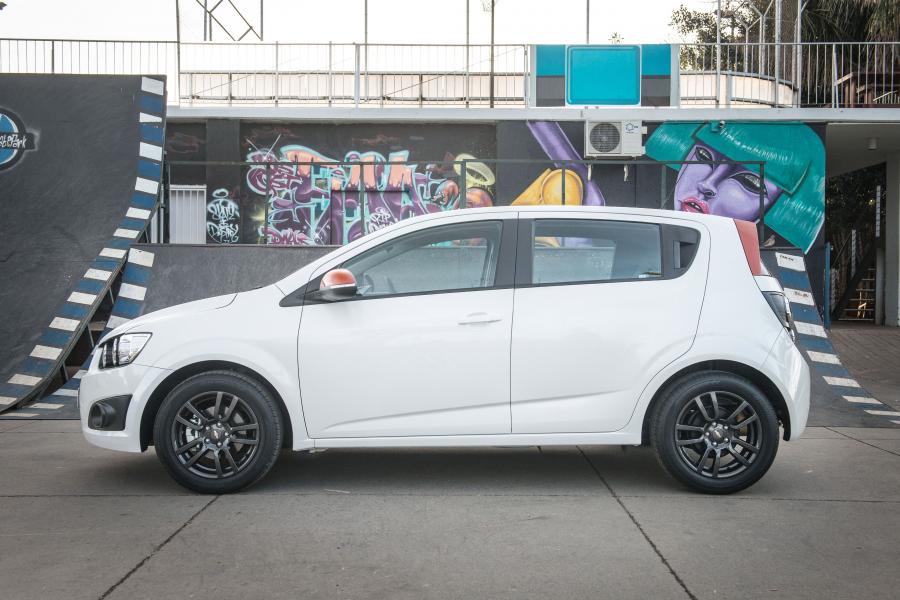  Chevrolet Sonic Black & White 2014 года  (фото 2 из 14)